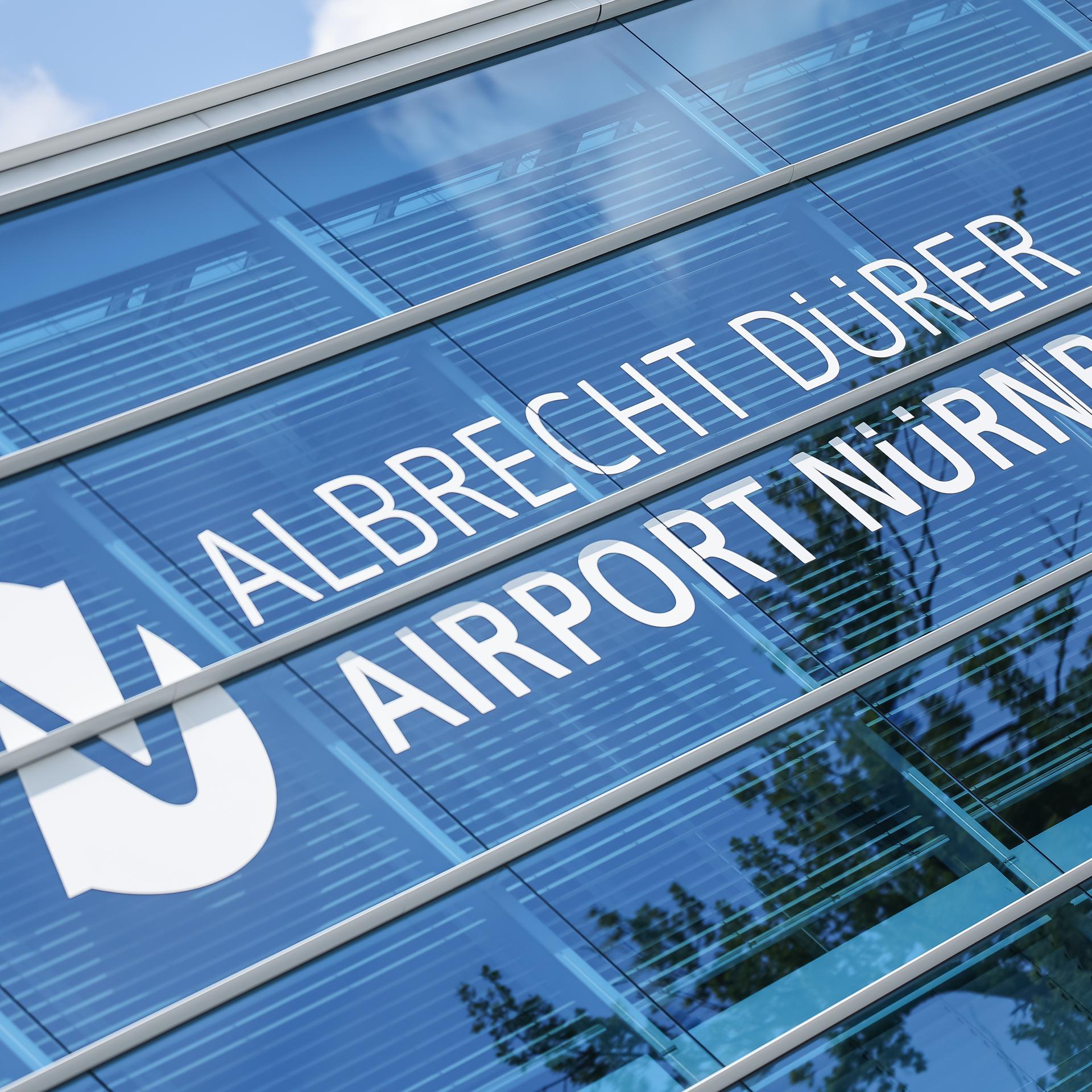 Bayern, Nürnberg: Logo des Nürnberger Albrecht Dürer Flughafens an einem Gebäude. 