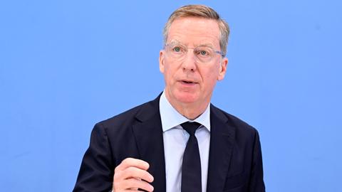 Der Direktor des Instituts der Deutschen Wirtschaft, Michael Hüther gestikuliert mit der rechten Hand.