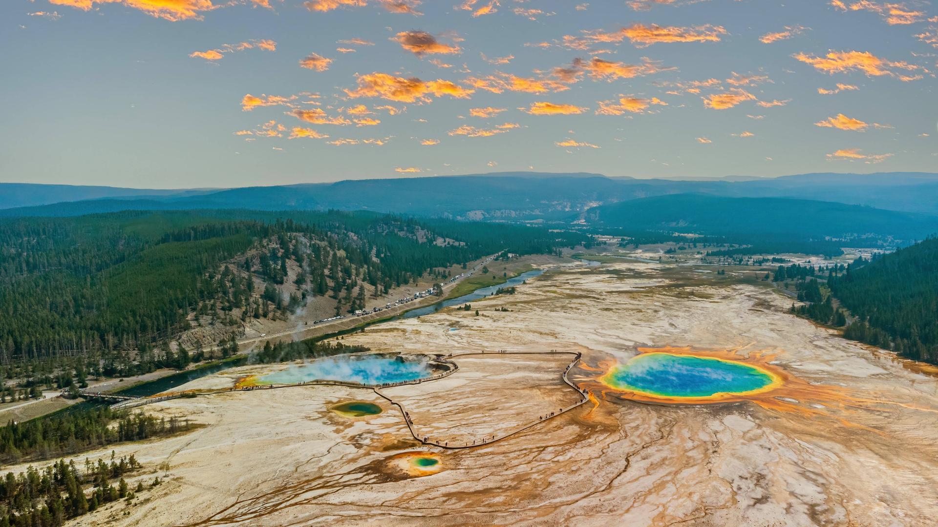 Zwei große prismatische Quellen im Yellowstone-Nationalpark in den USA