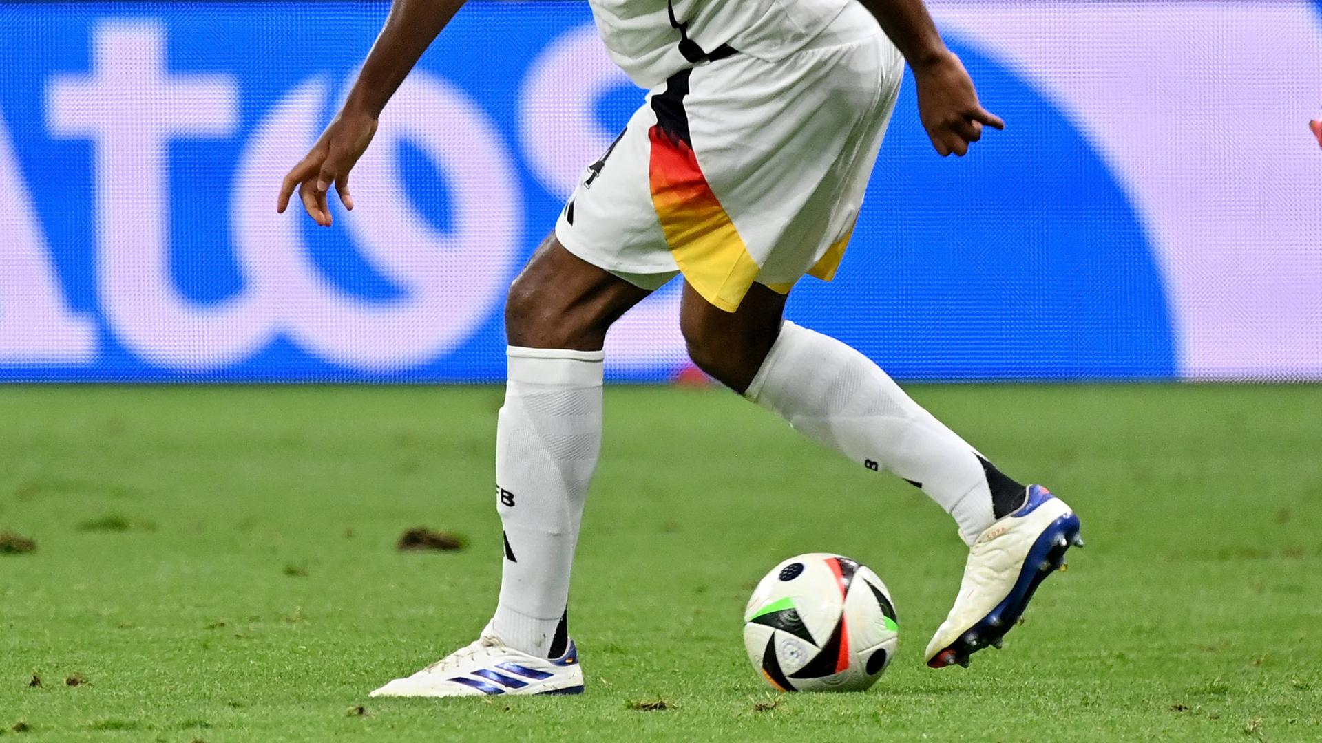 Beine des DFB-Nationalspielers Jonathan Tah beim Spiel gegen die Schweiz bei der Fußball EM 2024