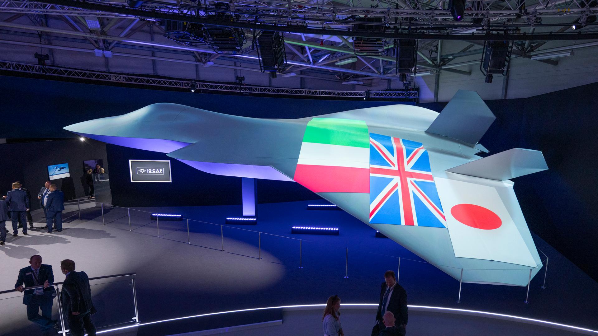 Das Bild zeigt eine Konzeptstudie des neuen italienisch-britisch-japanischen Kampfjets GCAP auf einer Militärmesse in Großbritannien. 