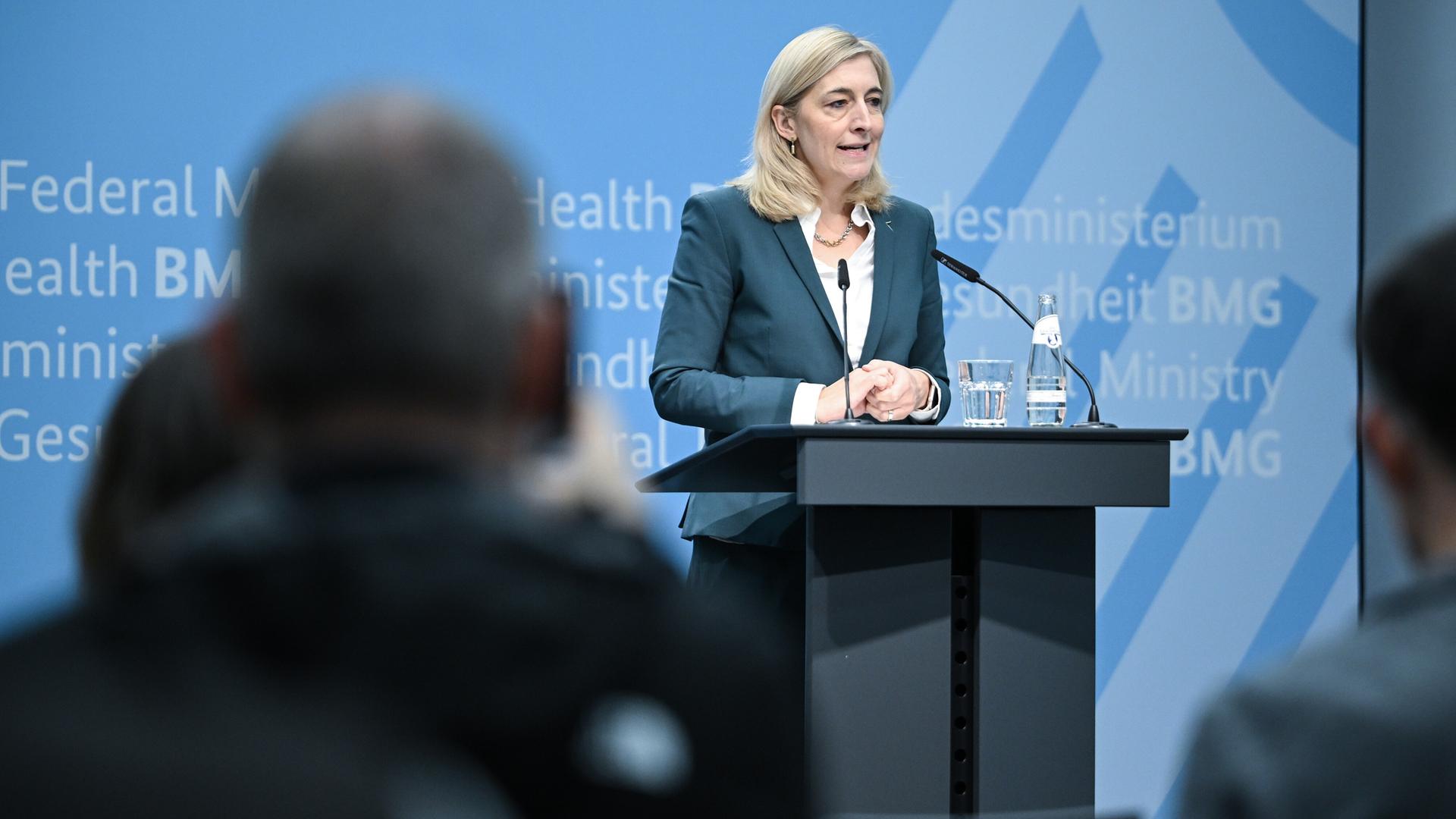 Nina Warken (CDU), Bundesministerin für Gesundheit, spricht zur Entscheidung des Bundesverfassungsgerichts zur Beschwerde von Ärzten gegen die Triage-Regelung im Infektionsschutzgesetz des Bundes. Nina Warken (CDU), Bundesministerin für Gesundheit, spricht zur Entscheidung des Bundesverfassungsgerichts zur Beschwerde von Ärzten gegen die Triage-Regelung im Infektionsschutzgesetz des Bundes.