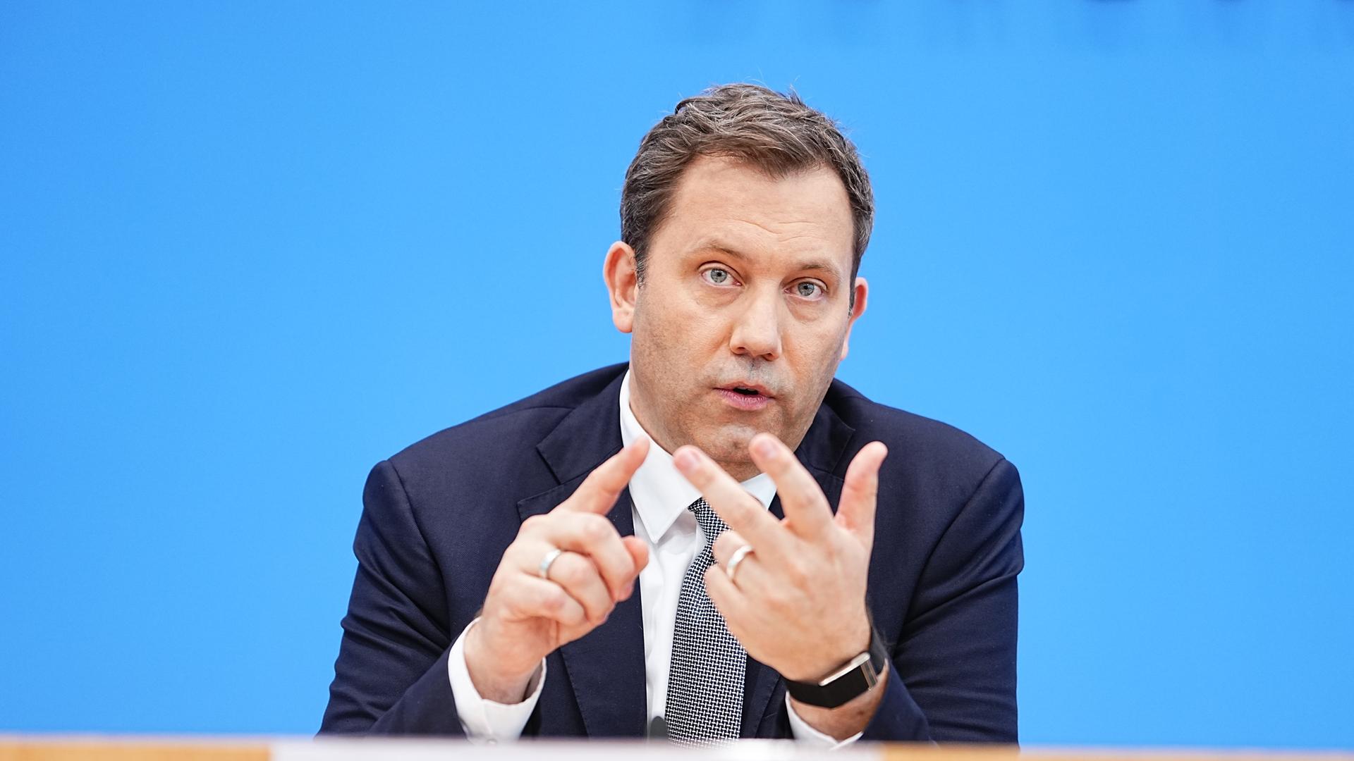 Berlin: Lars Klingbeil (SPD), Bundesminister der Finanzen, spricht bei der Pressekonferenz zur Vorstellung des Planentwurfs für den Bundeshaushalt 2027 im Haus der Bundespressekonferenz.