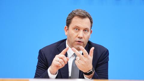 Berlin: Lars Klingbeil (SPD), Bundesminister der Finanzen, spricht bei der Pressekonferenz zur Vorstellung des Planentwurfs für den Bundeshaushalt 2027 im Haus der Bundespressekonferenz.