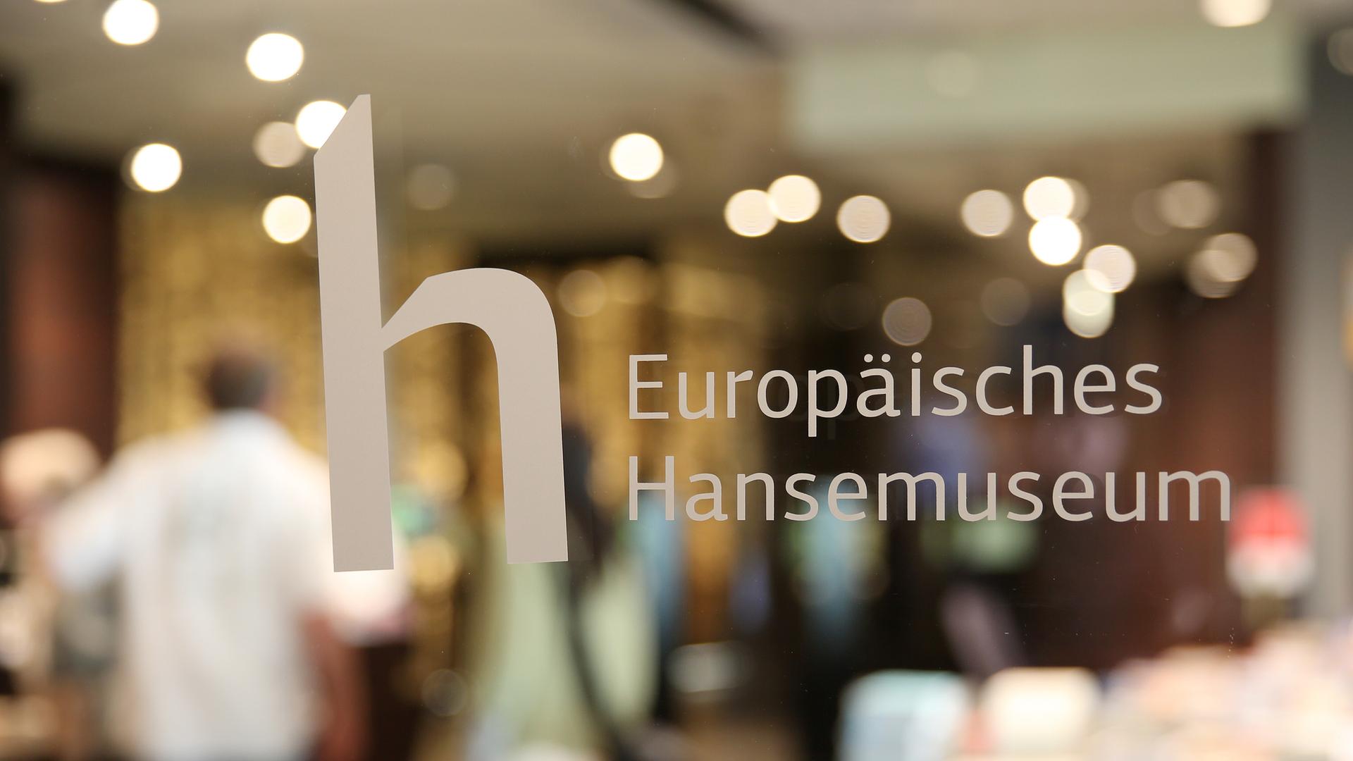 Der Schriftzug Europäisches Hansemuseum ist am 25.06.2016 in Lübeck (Schleswig-Holstein) im Eingangsbereich des Museums an einer Glastür zu sehen. 