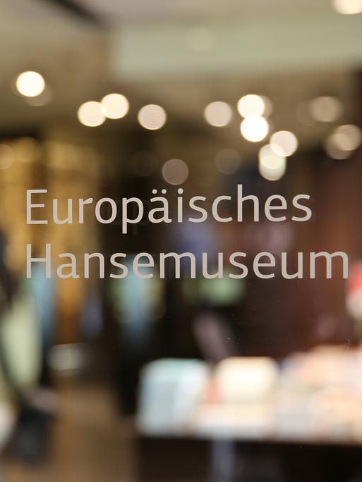 Der Schriftzug Europäisches Hansemuseum ist am 25.06.2016 in Lübeck (Schleswig-Holstein) im Eingangsbereich des Museums an einer Glastür zu sehen. 