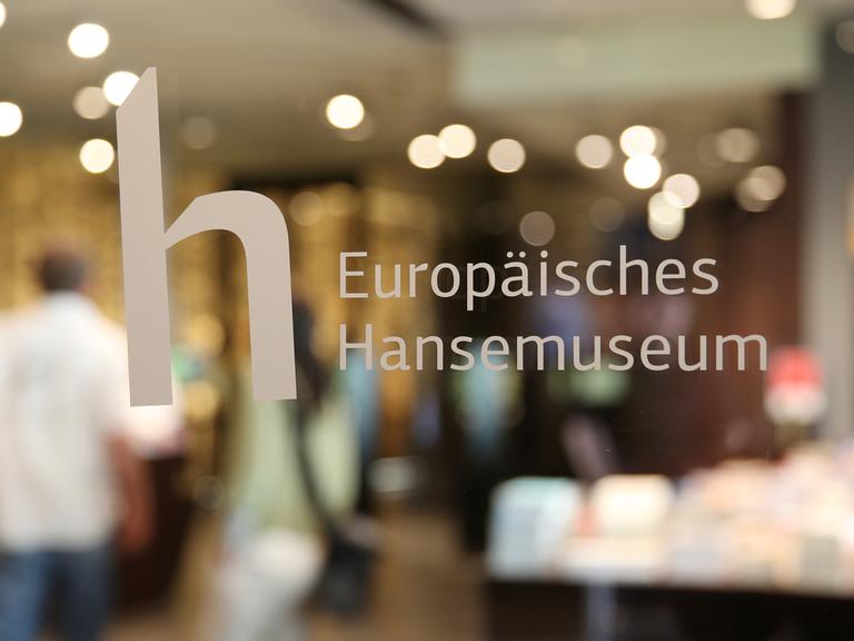 Der Schriftzug Europäisches Hansemuseum ist am 25.06.2016 in Lübeck (Schleswig-Holstein) im Eingangsbereich des Museums an einer Glastür zu sehen. 