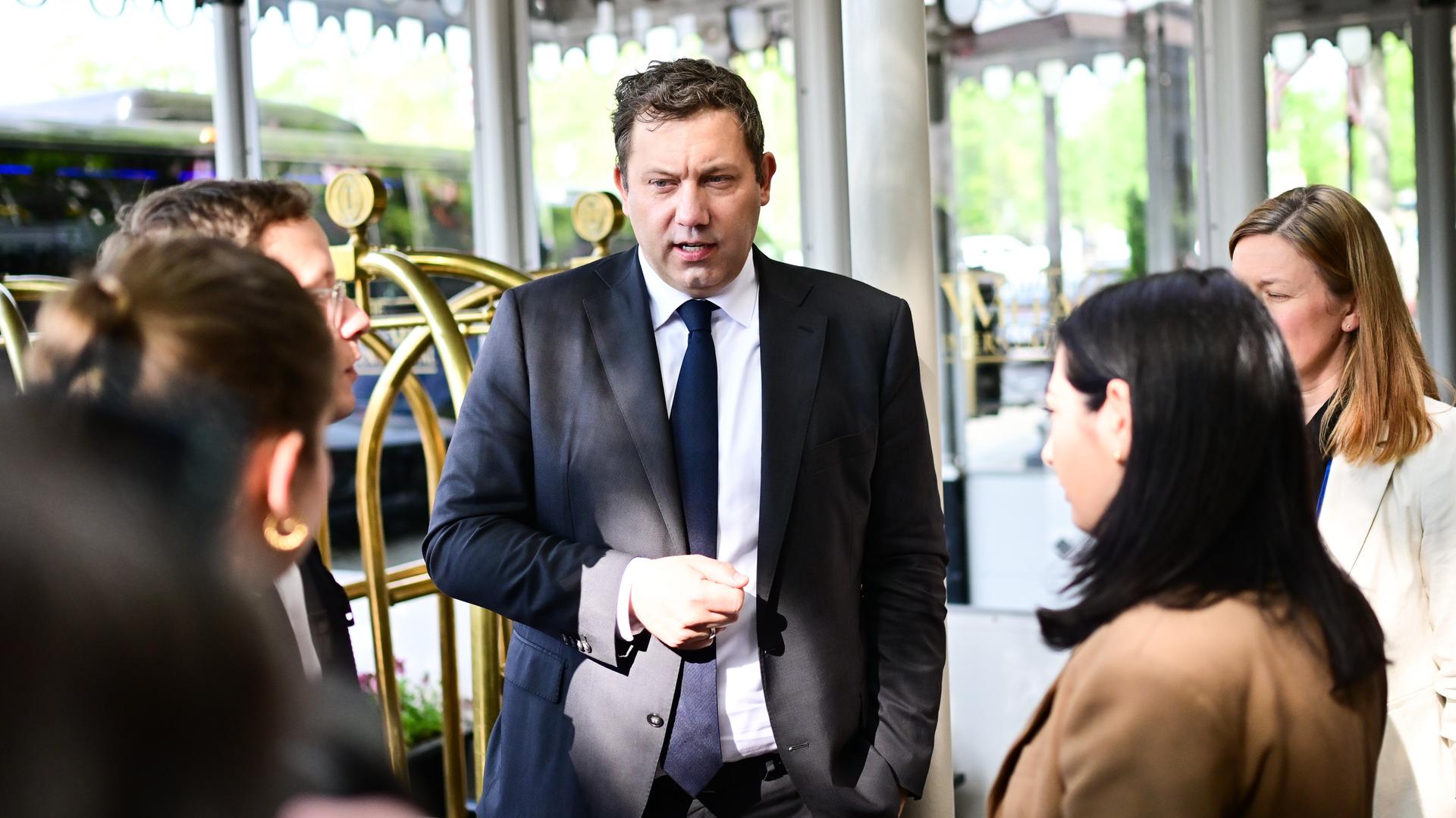 Lars Klingbeil steht mit mehreren Personen zusammen. 