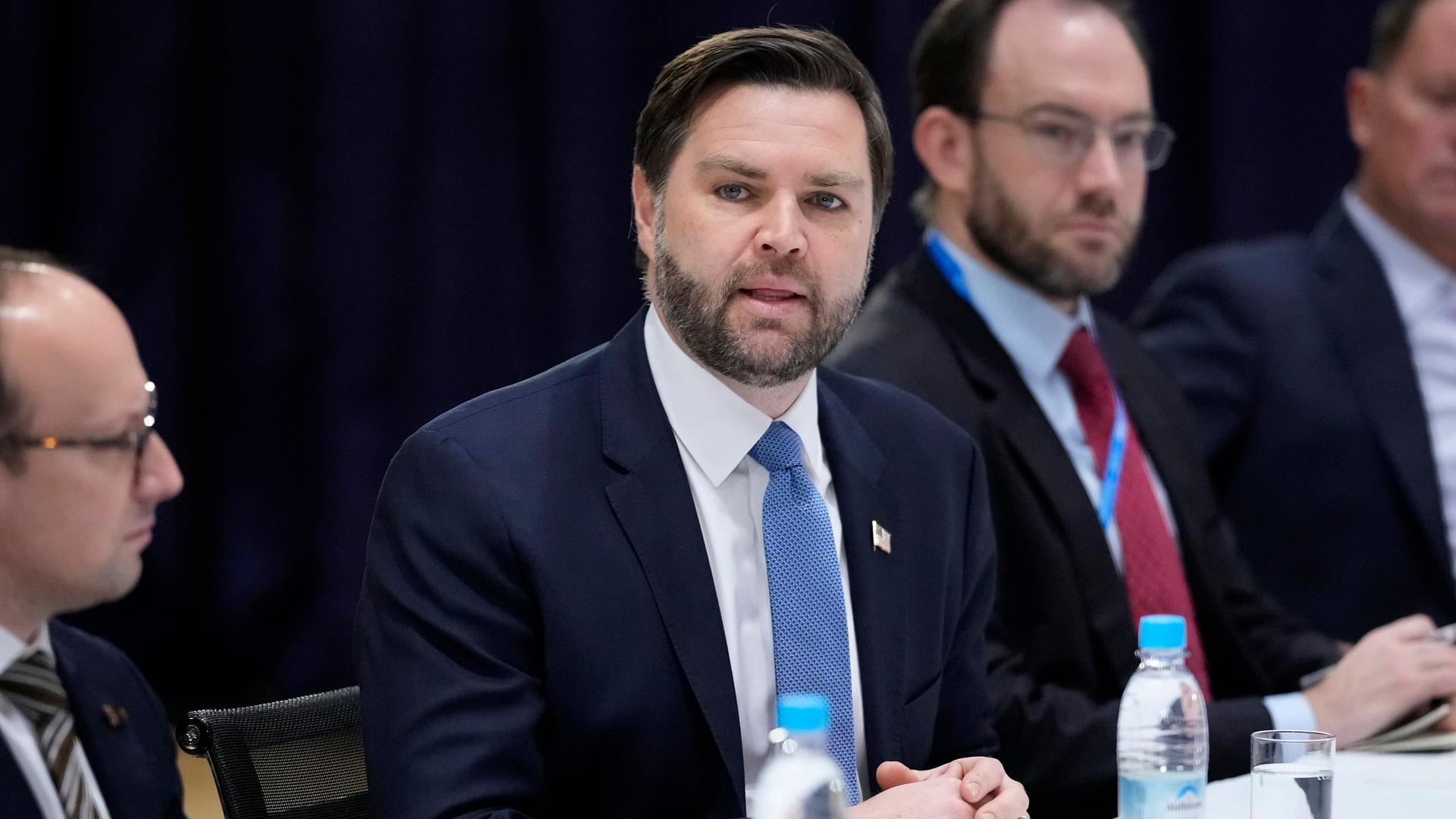 US-Vizepräsident J.D. Vance spricht während eines Treffens am Rande der Münchner Sicherheitskonferenz. US-Vizepräsident J.D. Vance spricht während eines Treffens am Rande der Münchner Sicherheitskonferenz.