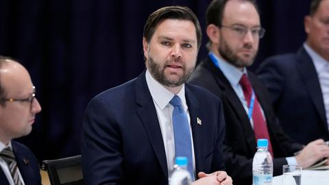 US-Vizepräsident J.D. Vance spricht während eines Treffens am Rande der Münchner Sicherheitskonferenz.