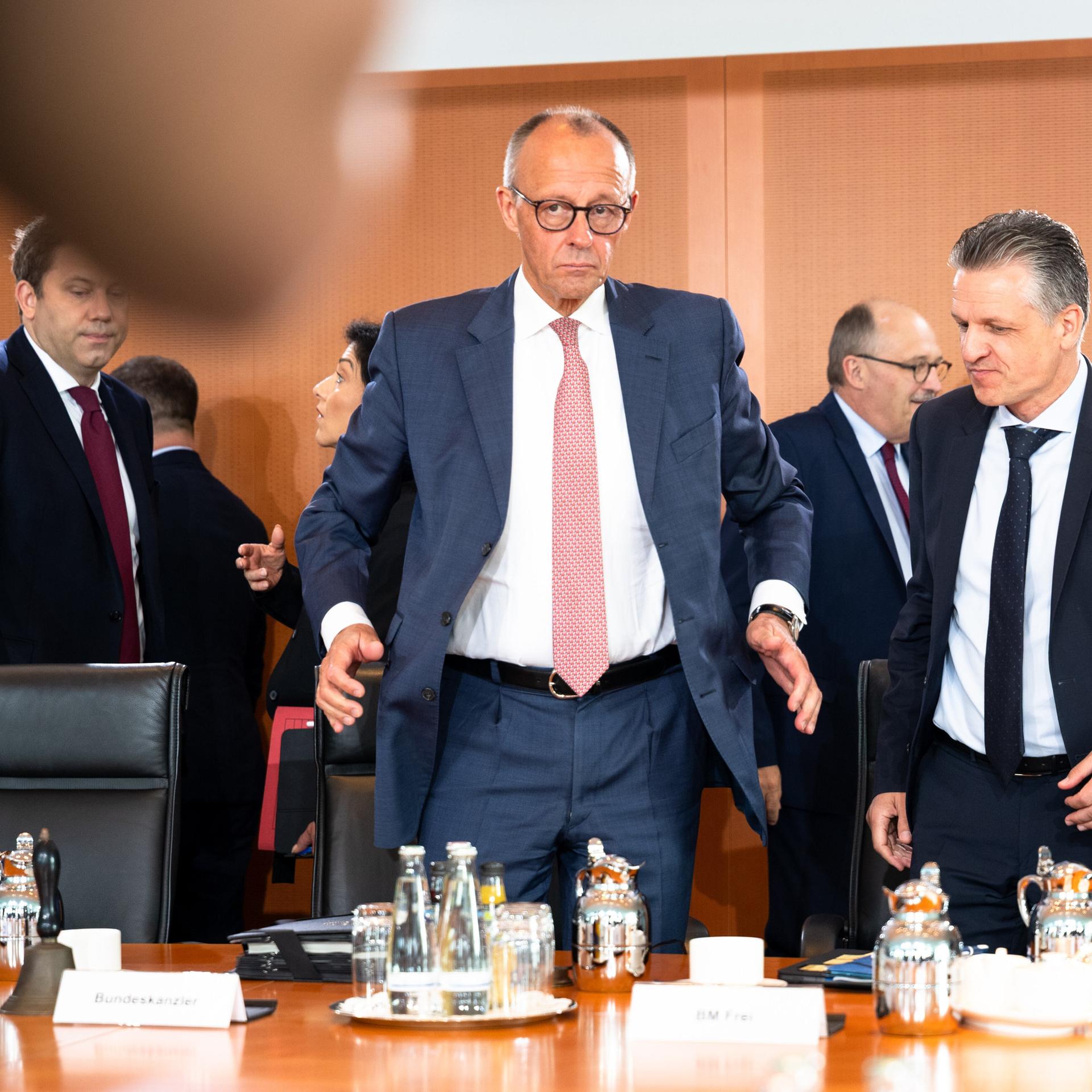 Der deutsche Bundeskanzler Friedrich Merz und Kanzleramtschef Thorsten Frei treffen am 30. Juli 2025 zur wöchentlichen Kabinettssitzung im Kanzleramt in Berlin ein. Im Hintergrund ist Lars Klingbeil (SPD) zu sehen.