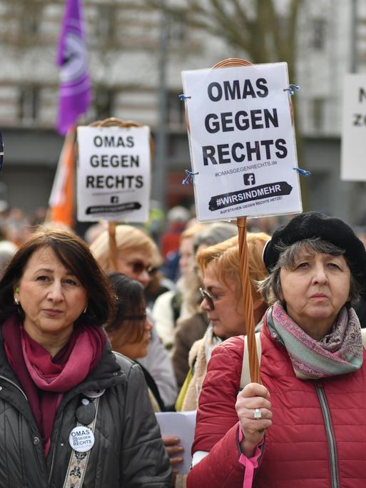 Zwei Frauen von "Omas gegen Rechts" bei einer Demonstration gegen die AfD in Saarbrücken. 