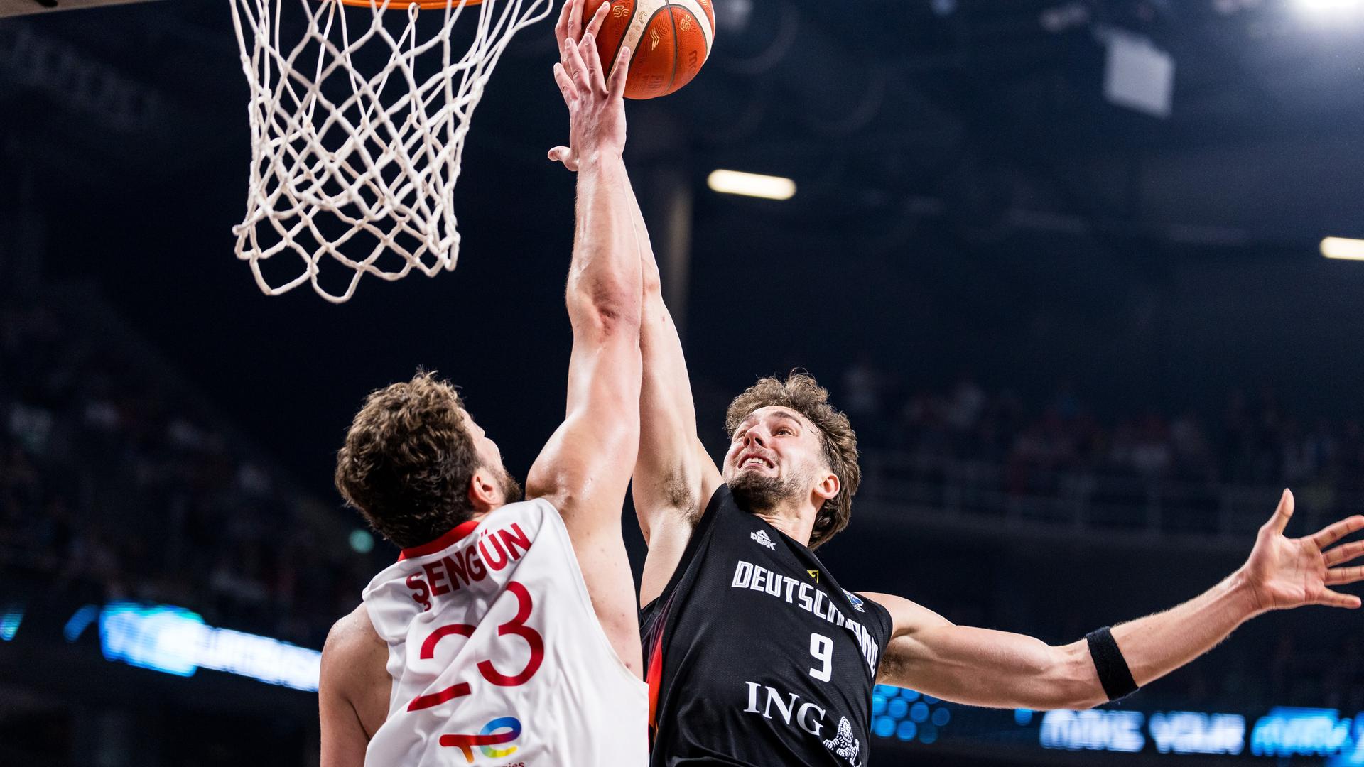 Das Bild zeigt die beiden Basketball-Spieler Alperen Sengün und Franz Wagner im Zweikampf.