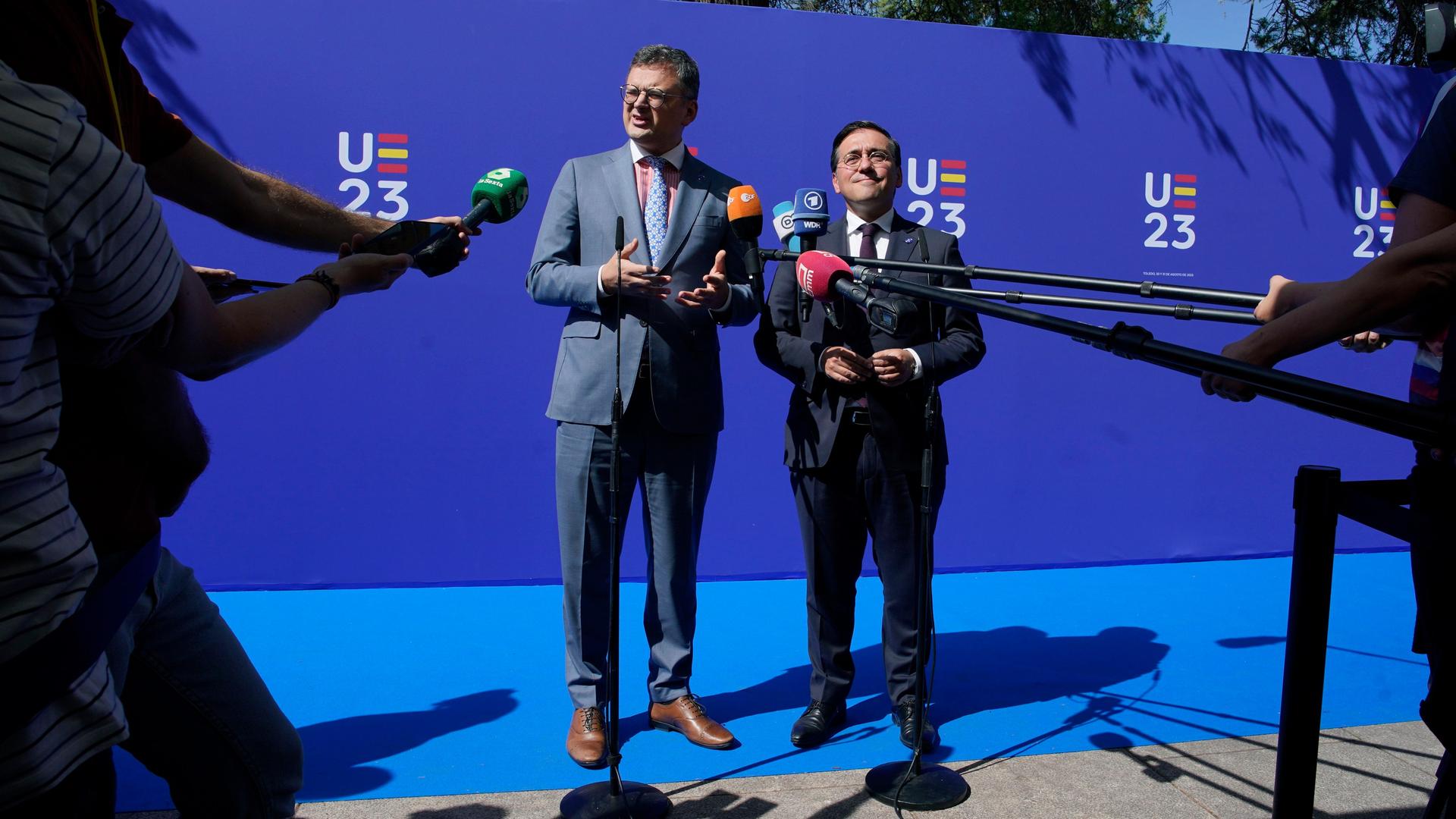 Toledo: Dmytro Kuleba (l), Außenminister der Ukraine, und Jose Manuel Albares, amtierender Außenminister von Spanien, geben eine gemeinsame Erklärung während des Treffens der EU-Außenminister in Toledo ab.