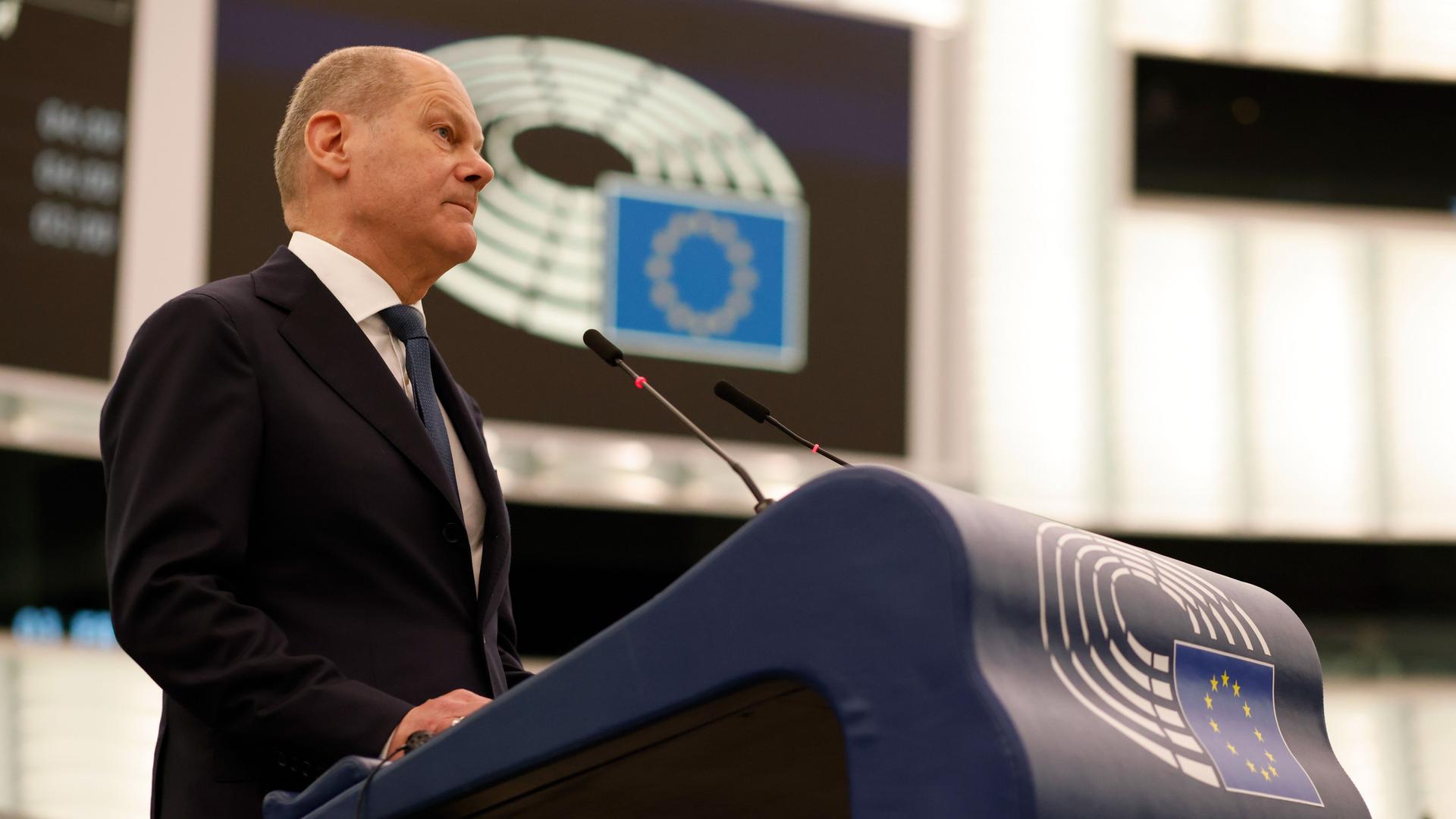 Frankreich, Straßburg: Bundeskanzler Olaf Scholz (SPD) spricht im EU-Parlament.