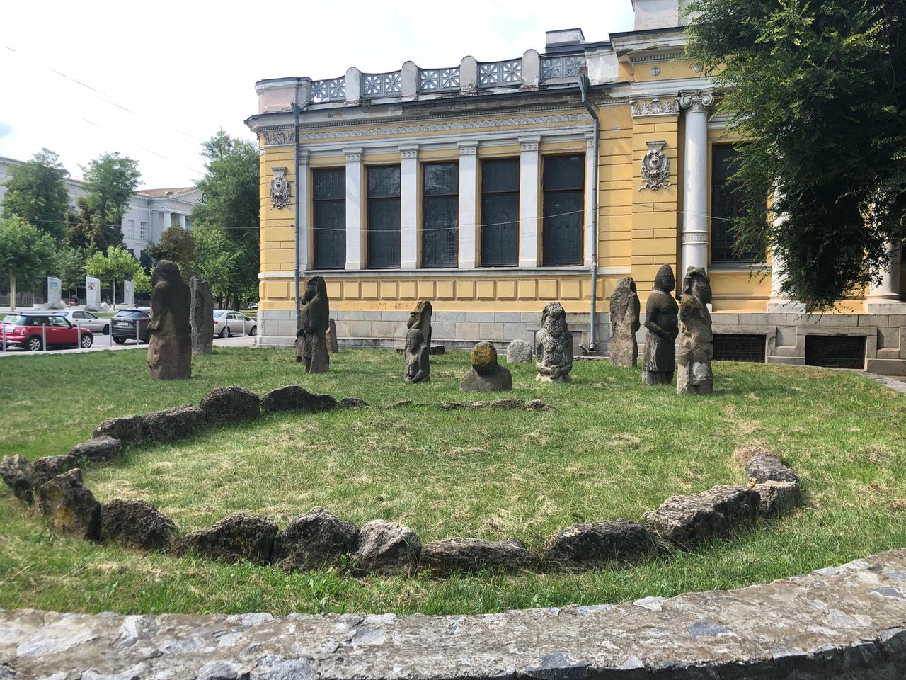 Archäologische Figuren vor Historischem Museum Dnipro.