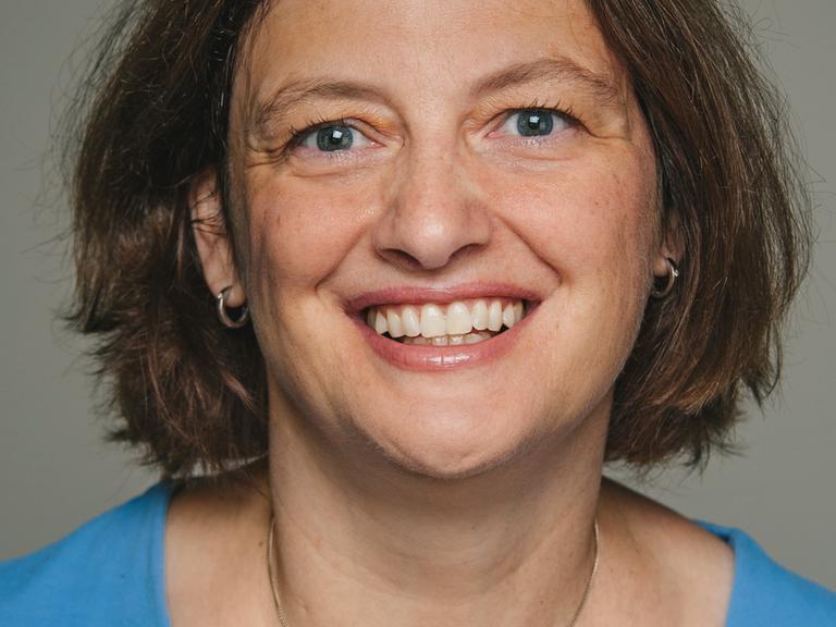 Ayala Goldmann lacht in die Kamera