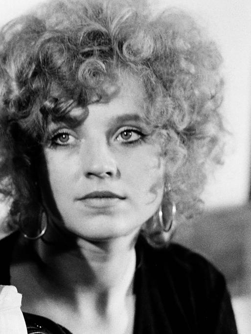 Schwarz-Weiß-Aufnahme von Hanna Schygulla und Rainer Werner Fassbinder.