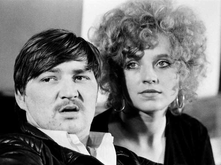 Schwarz-Weiß-Aufnahme von Hanna Schygulla und Rainer Werner Fassbinder.