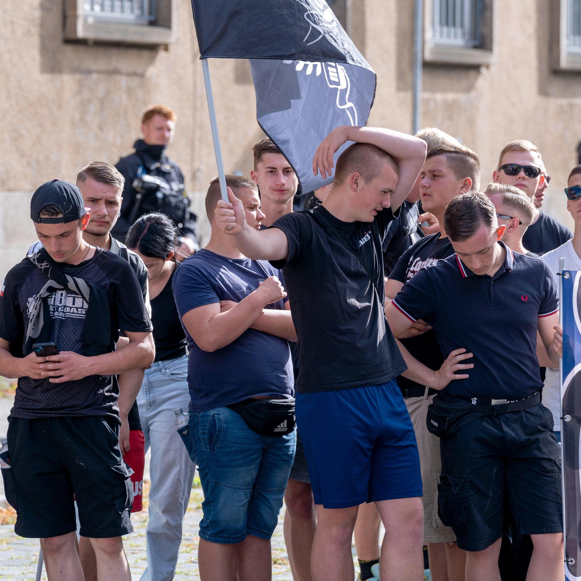 Jugend in Sachsen - Wie sich eine Generation radikalisiert Jugend in Sachsen - Wie sich eine Generation radikalisiert