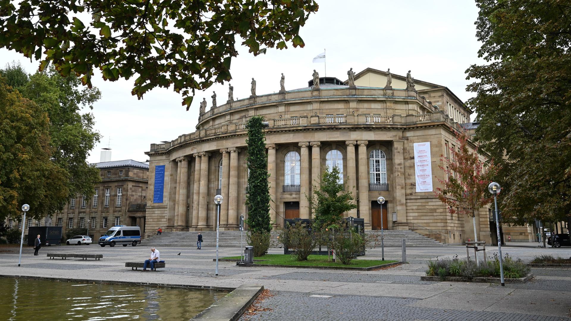 Das Opernhaus der Staatsoper Stuttgart und der Platz davor