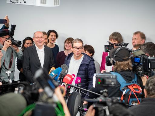 Jens Söring spricht auf einer Pressekonferenz zu Journalisten. Nach mehr als drei Jahrzehnten in Haft trifft der Diplomatensohn am Flughafen in Deutschland ein.