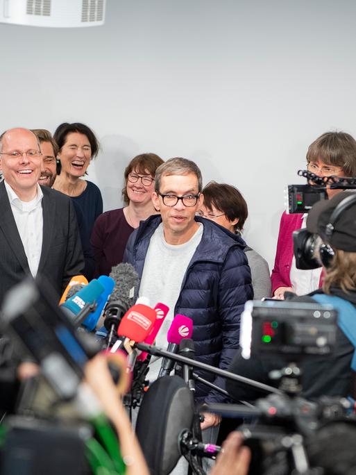 Jens Söring spricht auf einer Pressekonferenz zu Journalisten. Nach mehr als drei Jahrzehnten in Haft trifft der Diplomatensohn am Flughafen in Deutschland ein.