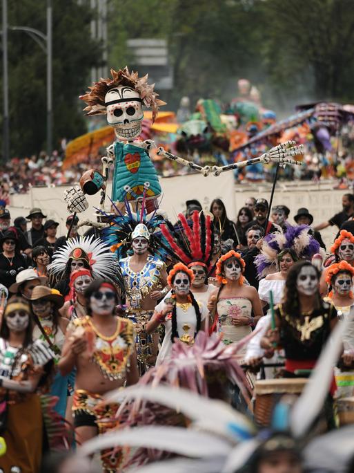 Kostümierte Teilnehmer marschieren bei der jährlichen Parade zum Tag der Toten in Mexiko-Stadt. Menschen mit skelettähnlich-angemalten Gesichtern ziehen über eine Straße