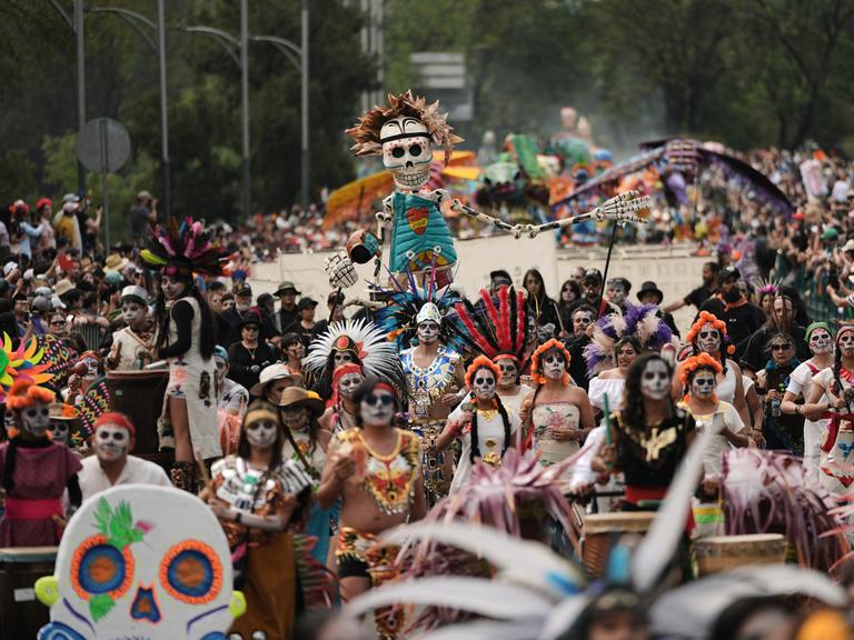 Kostümierte Teilnehmer marschieren bei der jährlichen Parade zum Tag der Toten in Mexiko-Stadt. Menschen mit skelettähnlich-angemalten Gesichtern ziehen über eine Straße