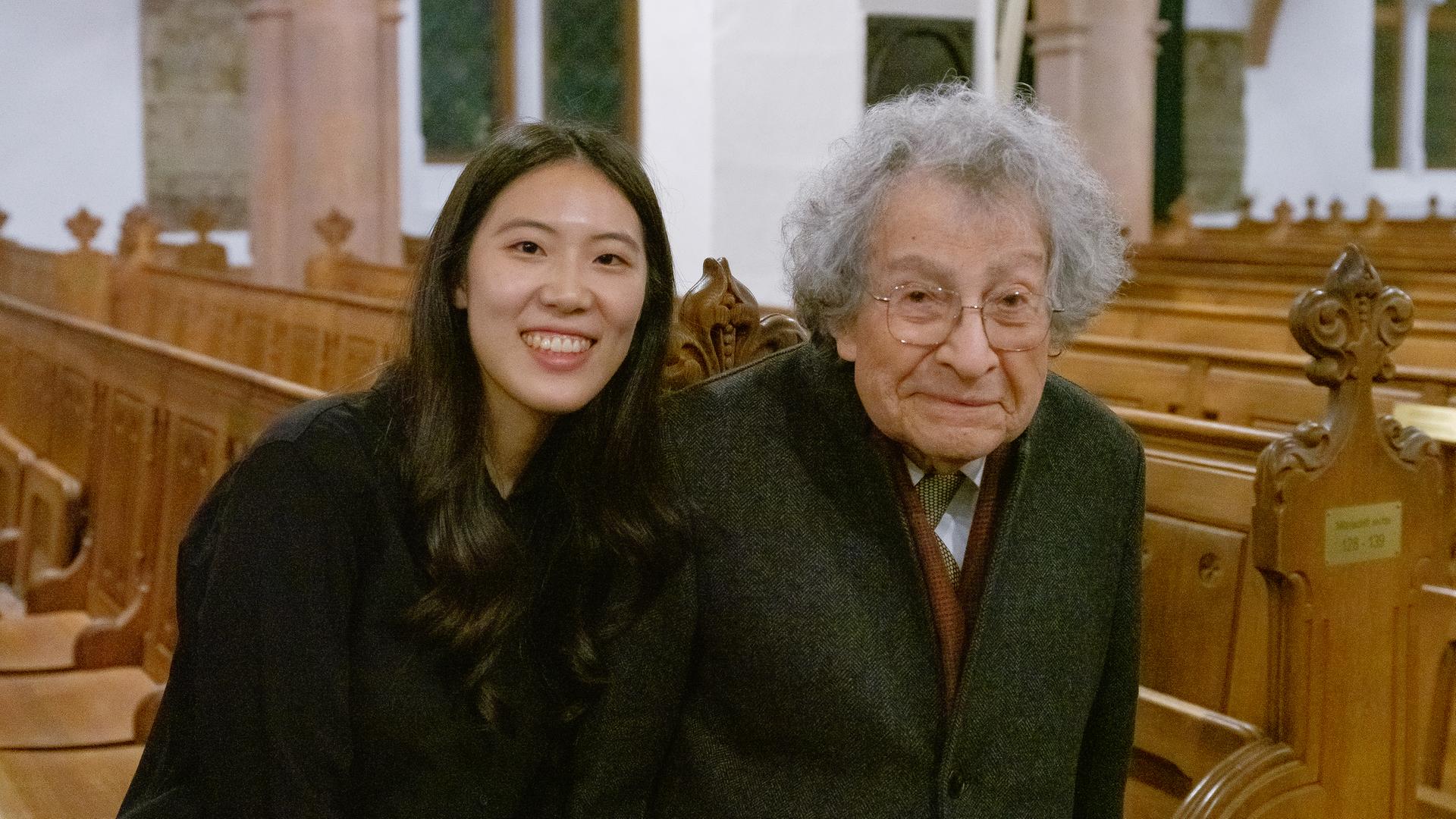 Juan Allende-Blin und eine Studentin im Oktober 2025 beim Festival des Vereins "forma Leipzig"