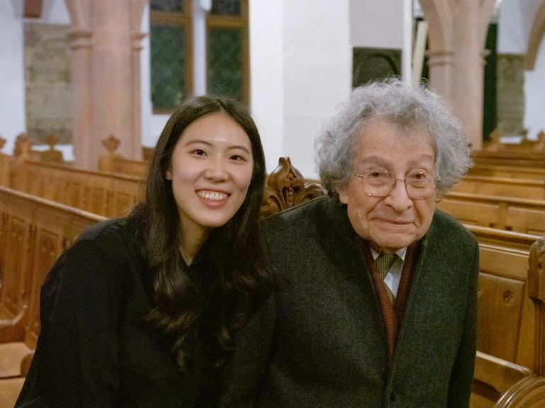 Juan Allende-Blin und eine Studentin im Oktober 2025 beim Festival des Vereins "forma Leipzig"