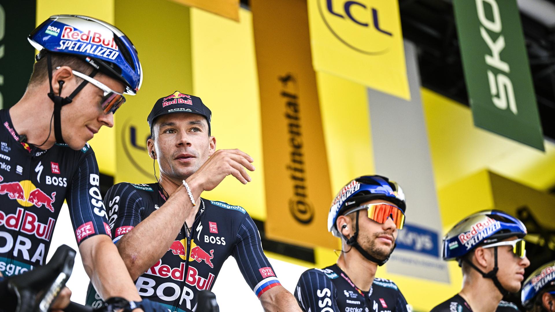 Fahrer des Teams Red Bull-Bora-hansgrohe am Start einer Etappe bei der Tour de France 