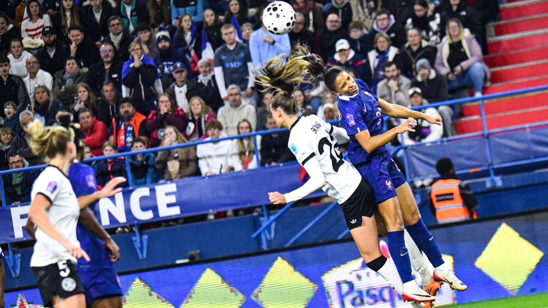 Nations League: Die Fußballerinnen des deutschen und des französischen Nationalteams kämpfen ums den Ball.