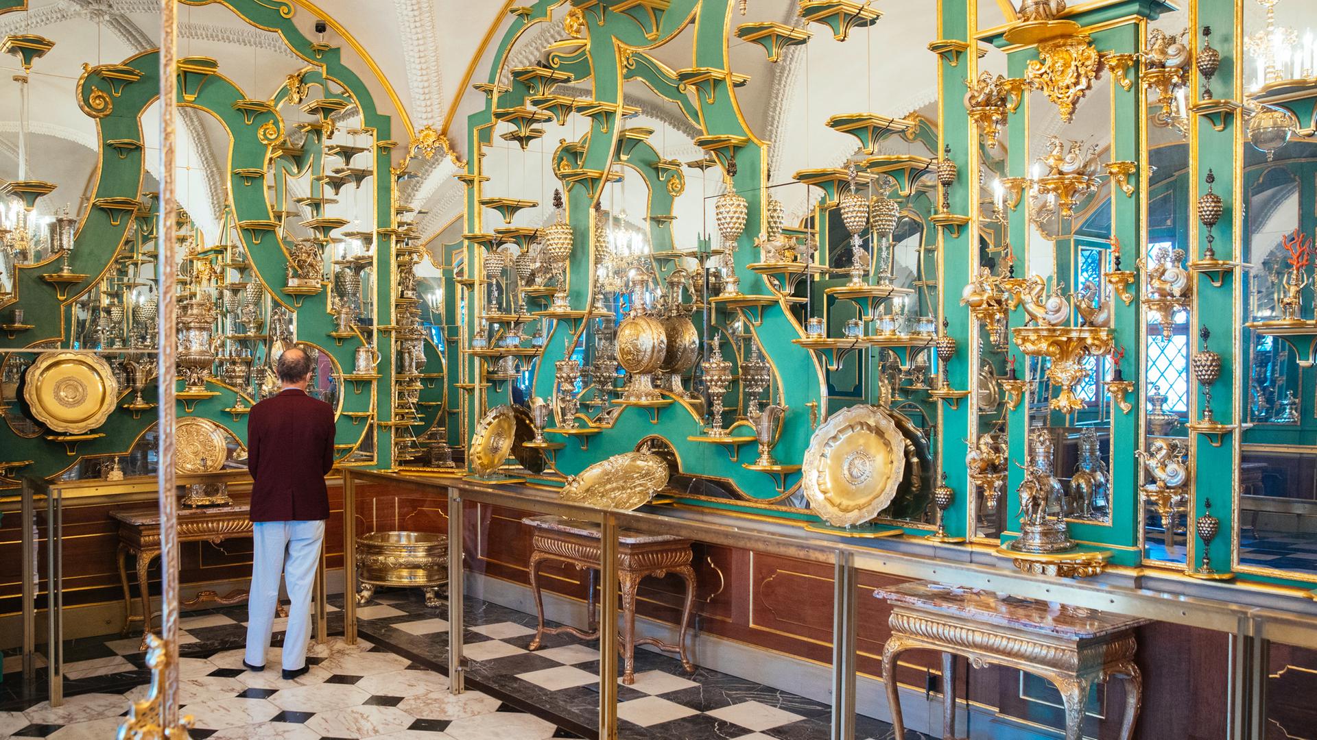 Ein Besucher steht im Juwelenzimmer des Historischen Grünen Gewölbes im Residenzschloss in Dresden, 2020.