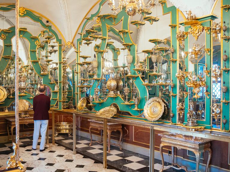 Ein Besucher schaut sich im Juwelenzimmer des Historischen Grünen Gewölbes im Residenzschloss in Dresden um, 2020.
