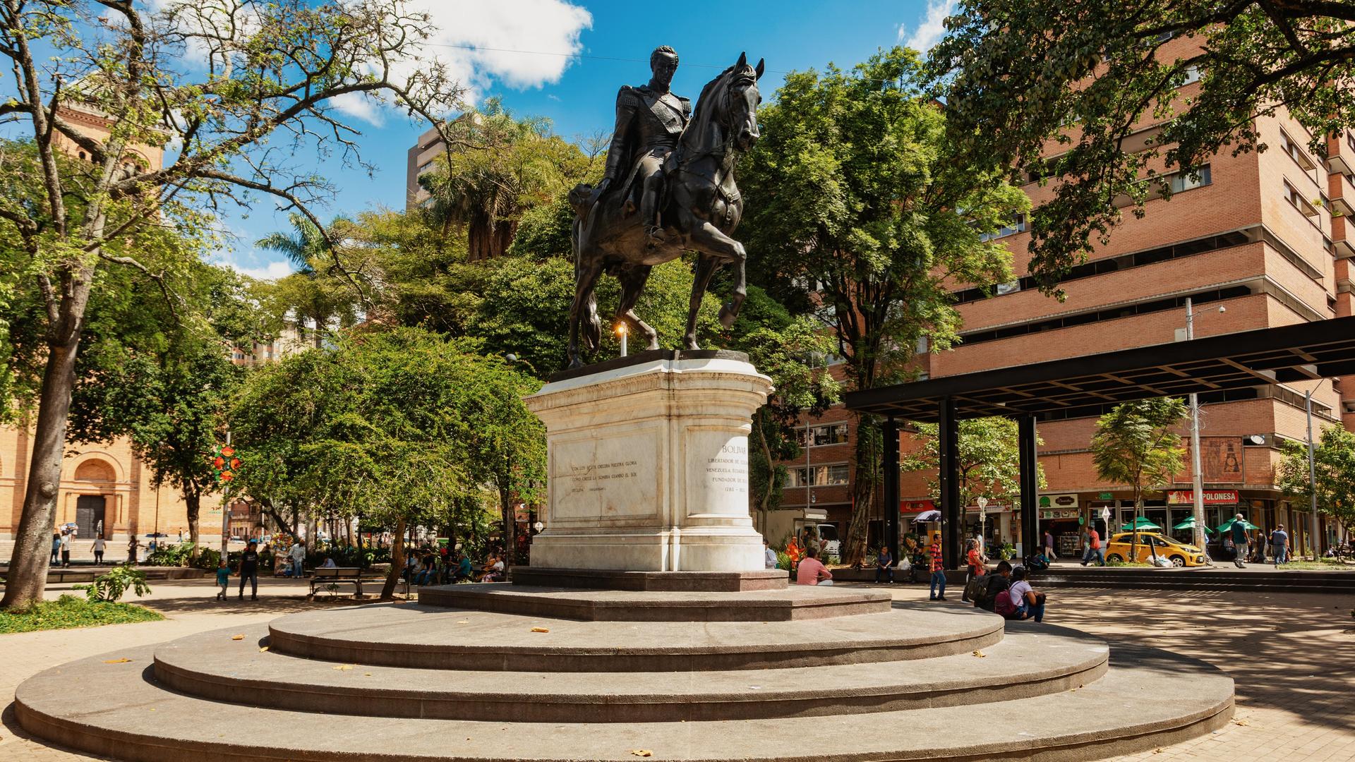 Eine Reiterstatue von Simón Bolívar in einem Park in Antioquia in Kolumbien