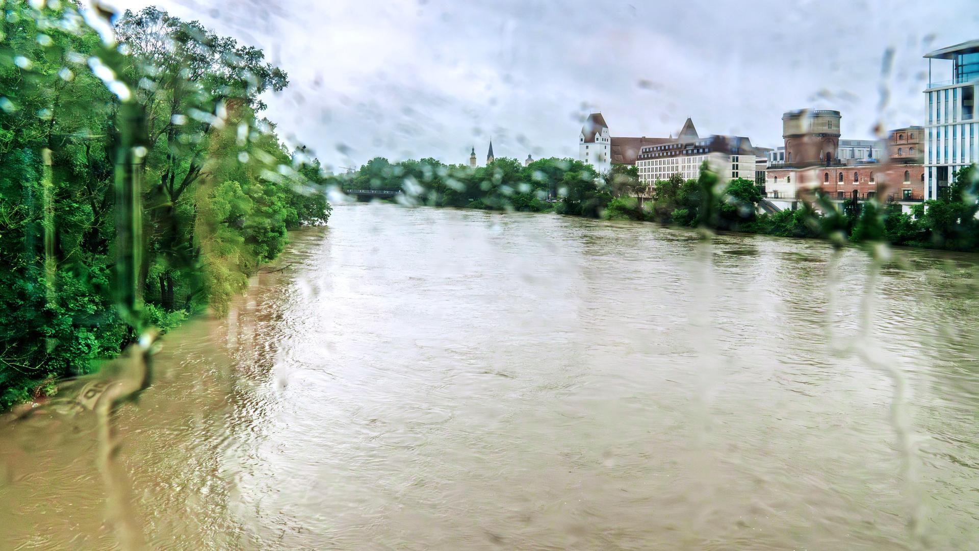 Hochwasser an der Donau in Ingolstadt am Samstag, 1. Juni 2024. Aufgenommen aus eine Zugfenster bei der Fahrt über eine Brücke.
