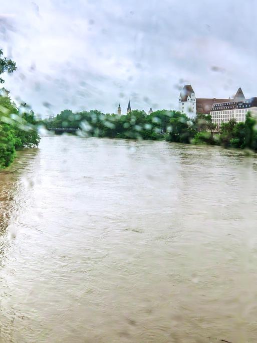 Hochwasser an der Donau in Ingolstadt am Samstag, 1. Juni 2024. Aufgenommen aus eine Zugfenster bei der Fahrt über eine Brücke.