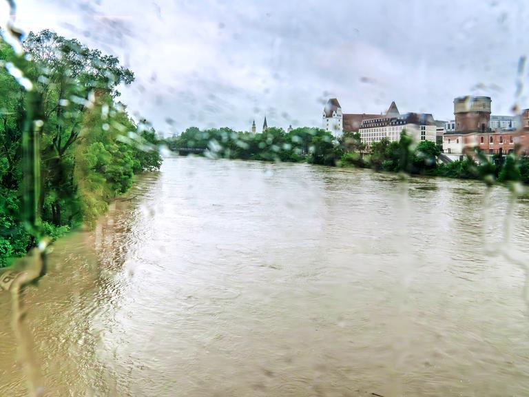 Hochwasser an der Donau in Ingolstadt am Samstag, 1. Juni 2024. Aufgenommen aus eine Zugfenster bei der Fahrt über eine Brücke.