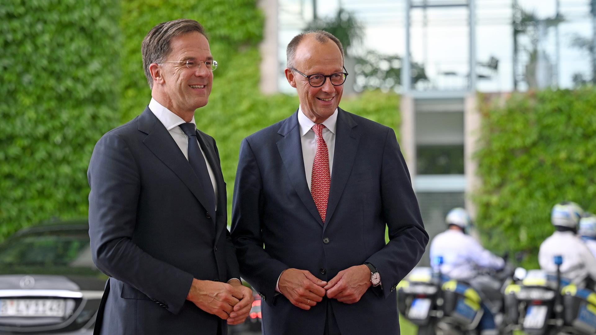 Das Foto zeigt Bundeskanzler Friedrich Merz (CDU, r) und NATO-Generalsekretär Mark Rutte vor dem Bundeskanzleramt.