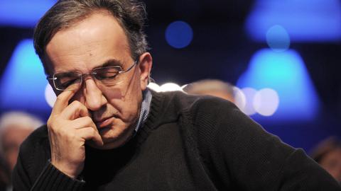 Sergio Marchionne reibt sich die Augen. Er trägt einen dunkelblauen Pullover.