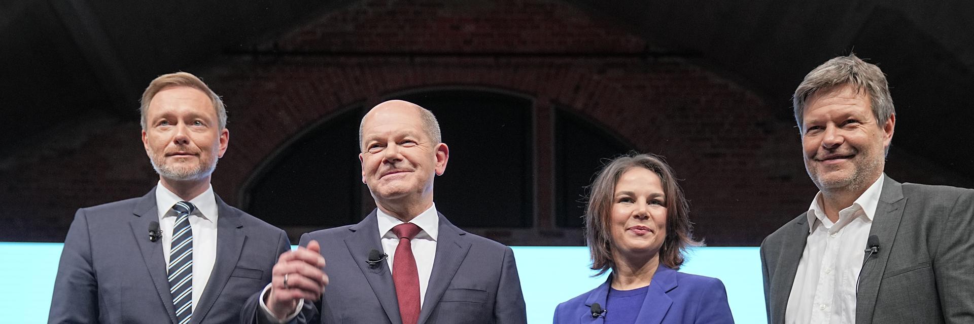 Berlin, Christian Lindner, Olaf Scholz, Annalena Baerbock und Robert Habeck stellen auf einer Pressekonferenz den gemeinsamen Koalitionsvertrag der Ampel-Parteien von SPD, Bündnis 90/Die Grünen und FDP für die künftige Bundesregierung vor. 