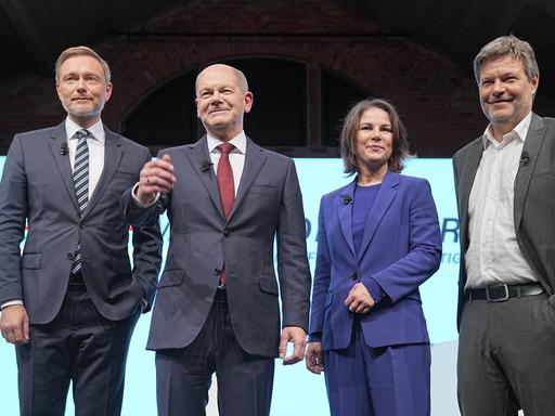 Berlin, Christian Lindner, Olaf Scholz, Annalena Baerbock und Robert Habeck stellen auf einer Pressekonferenz den gemeinsamen Koalitionsvertrag der Ampel-Parteien von SPD, Bündnis 90/Die Grünen und FDP für die künftige Bundesregierung vor. 