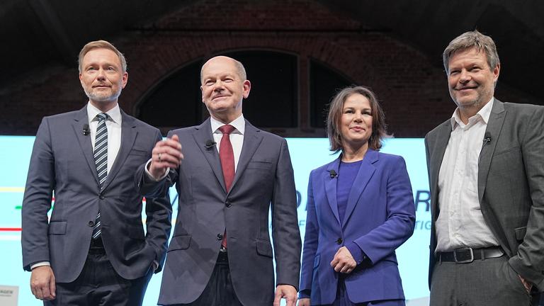 Berlin, Christian Lindner, Olaf Scholz, Annalena Baerbock und Robert Habeck stellen auf einer Pressekonferenz den gemeinsamen Koalitionsvertrag der Ampel-Parteien von SPD, Bündnis 90/Die Grünen und FDP für die künftige Bundesregierung vor. 