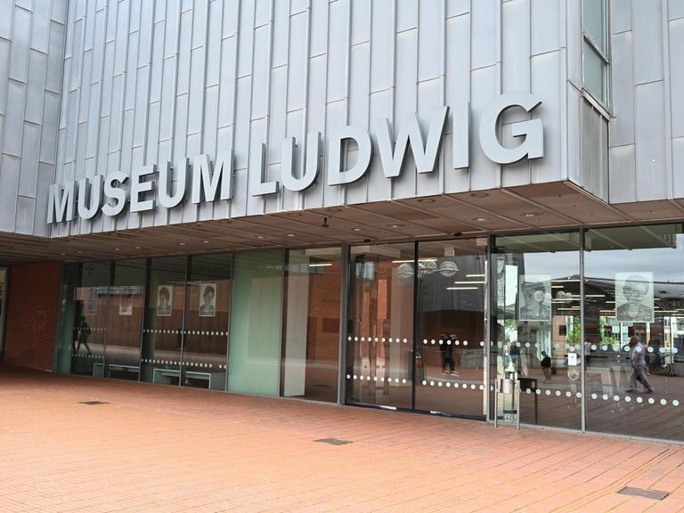Der Eingang zum Kölner Museum Ludwig Der Eingang zum Kölner Museum Ludwig