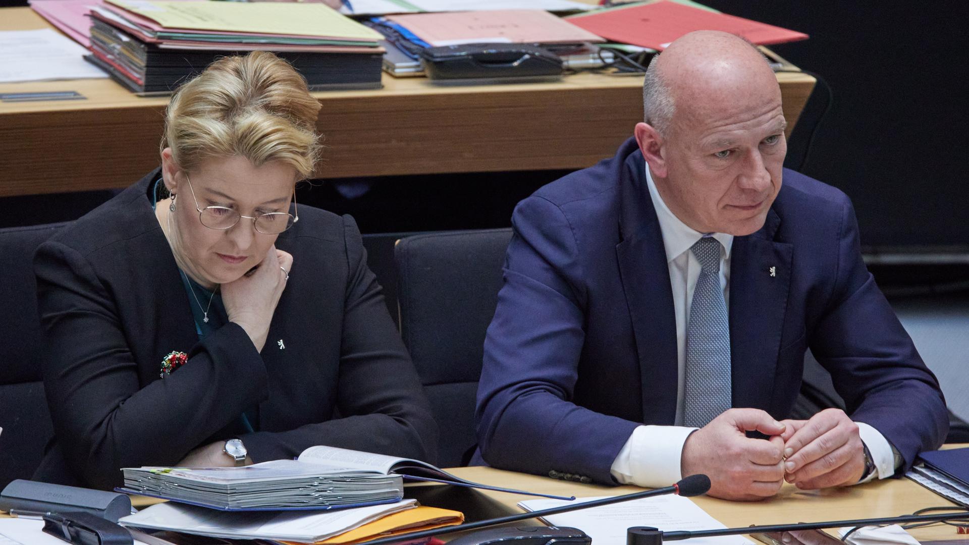Kai Wegner (CDU), Regierender Bürgermeister von Berlin, sitzt während einer Sitzung im Abgeordnetenhaus neben Franziska Giffey (SPD), Wirtschaftssenatorin. 