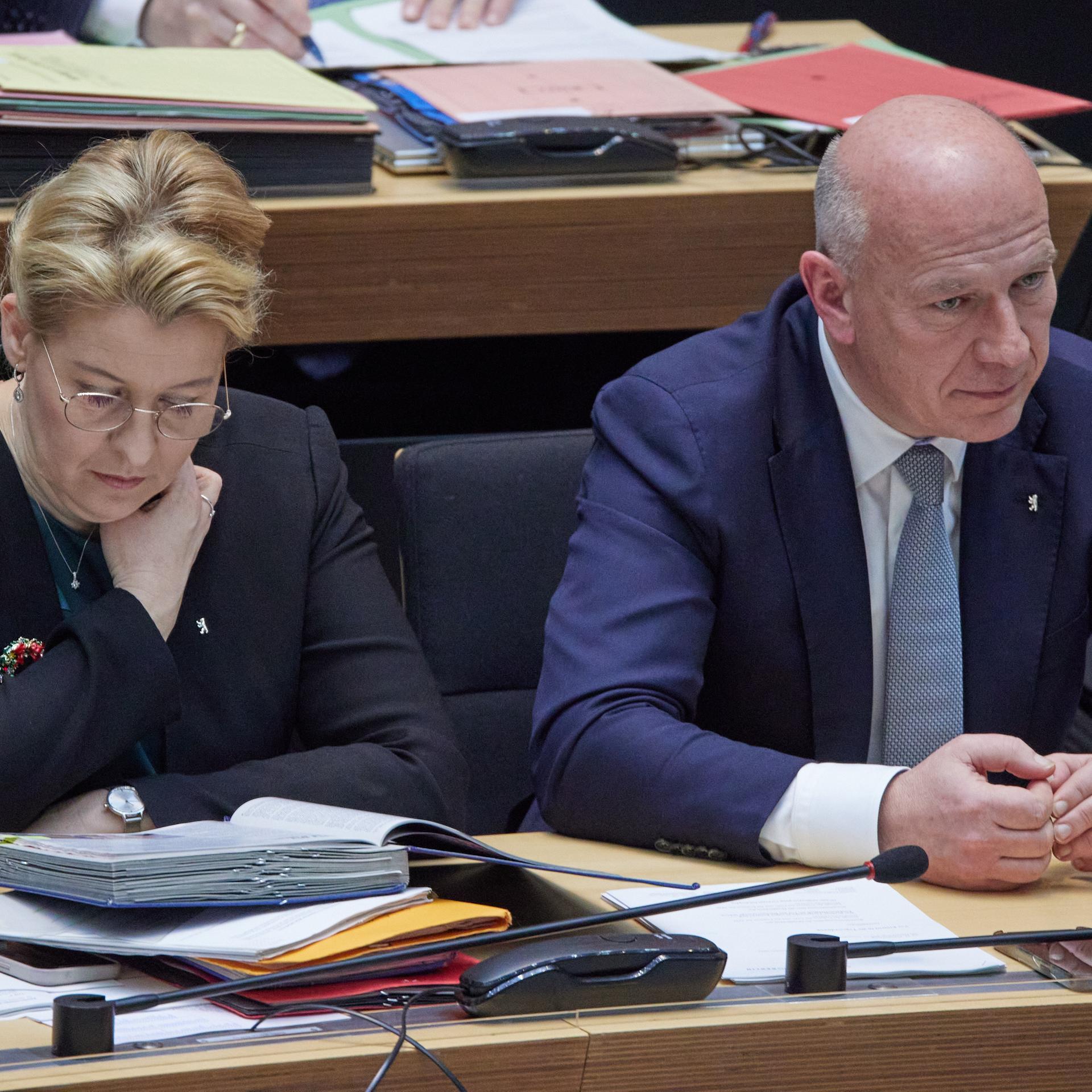 Kai Wegner (CDU), Regierender Bürgermeister von Berlin, sitzt während einer Sitzung im Abgeordnetenhaus neben Franziska Giffey (SPD), Wirtschaftssenatorin. 
