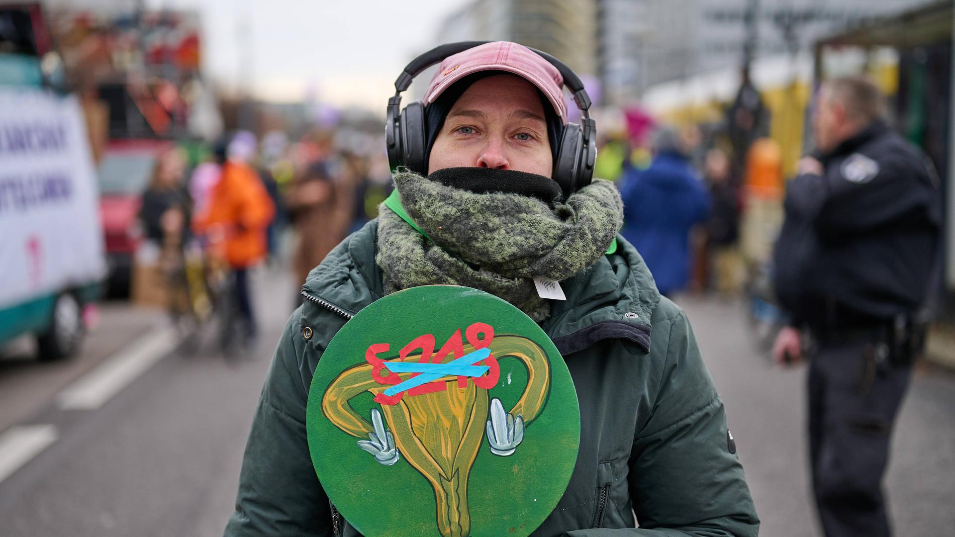 Demonstrationen für Legalisierung von Abtreibungen. Zu sehen eine Frau mit einem Protestschild gegen den §218.