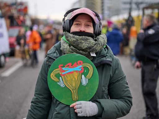 Demonstrationen für Legalisierung von Abtreibungen. Zu sehen eine Frau mit einem Protestschild gegen den §218.