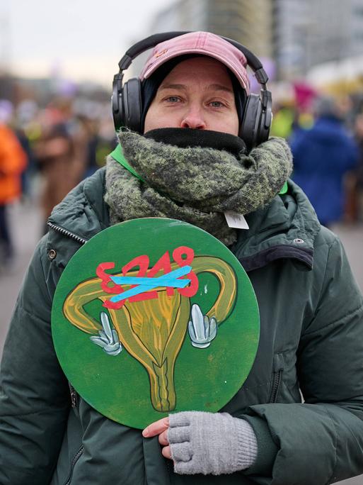 Demonstrationen für Legalisierung von Abtreibungen. Zu sehen eine Frau mit einem Protestschild gegen den §218.